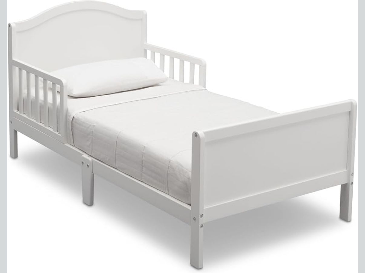 Delta Children Bennett Wood Toddler Bed - Excellent Condition