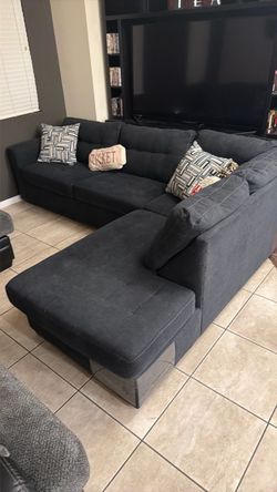 Large Gray Sectional w/ Chaise – Sturdy Project/Rec Room Couch