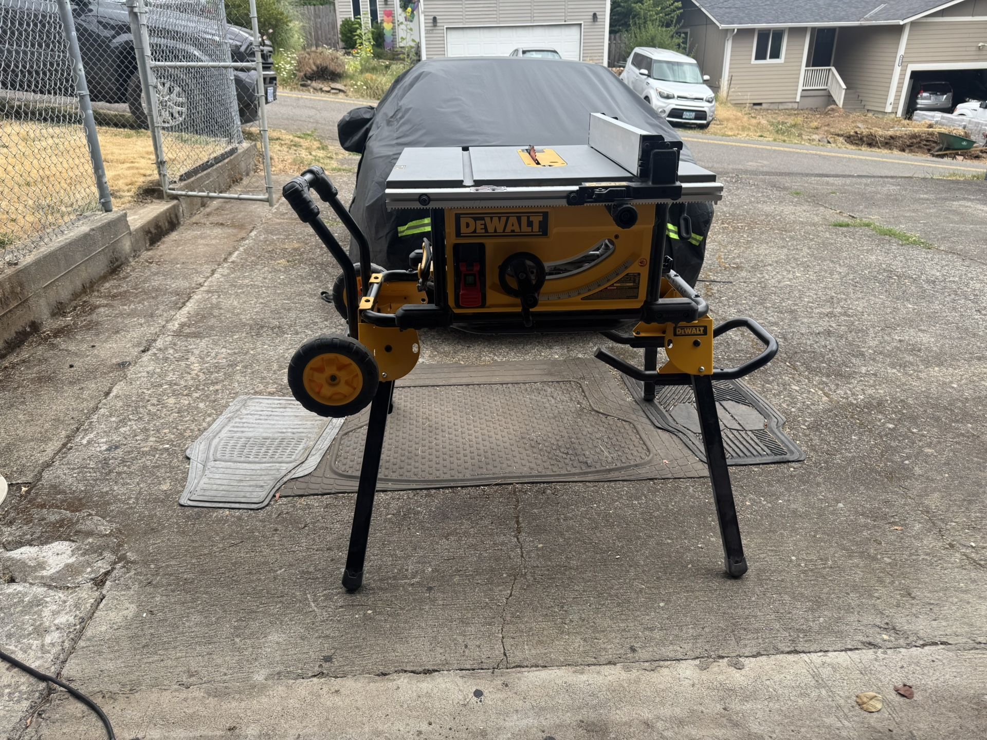 DEWALT 10” Job Site Table Saw + Rolling Stand Home & Garden