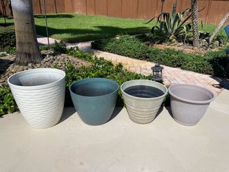 Set of 4 Outdoor Plastic Planter Pots