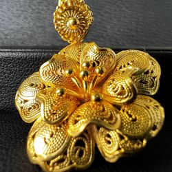 22k solid yellow Gold flower shaped Pendant 7.6 grams