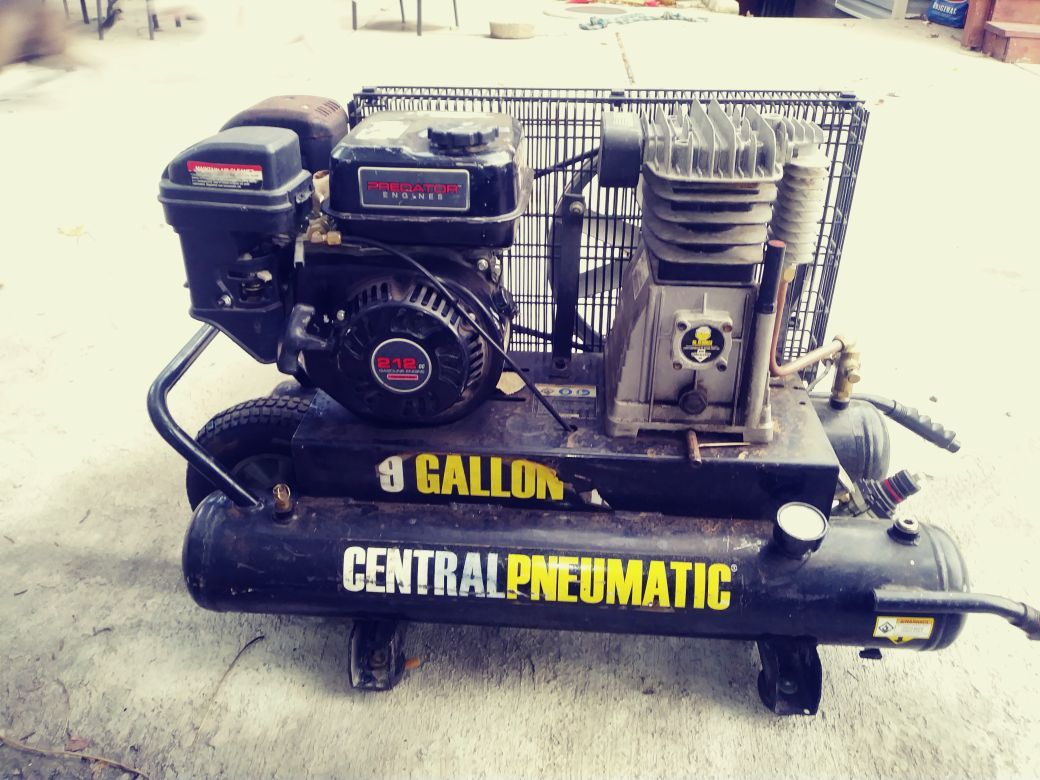 Central Pneumatic 212 cc 9 Gallon 135 PSI Gas Powered