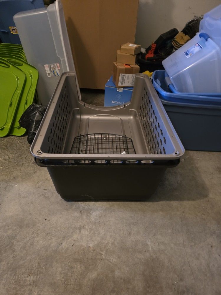 Large Plastic Dog Kennel/Carrier