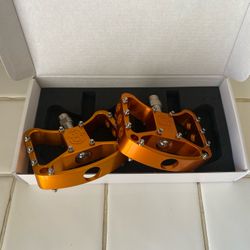 Bullseye Elite Pedals Gold Anodized Tiny Scratch 