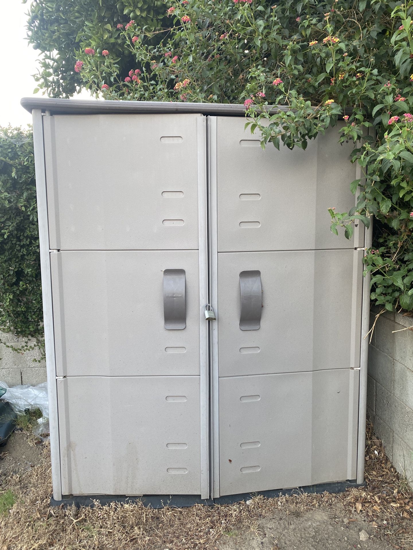 Rubbermaid Medium Vertical resin Outdoor Storage Shed