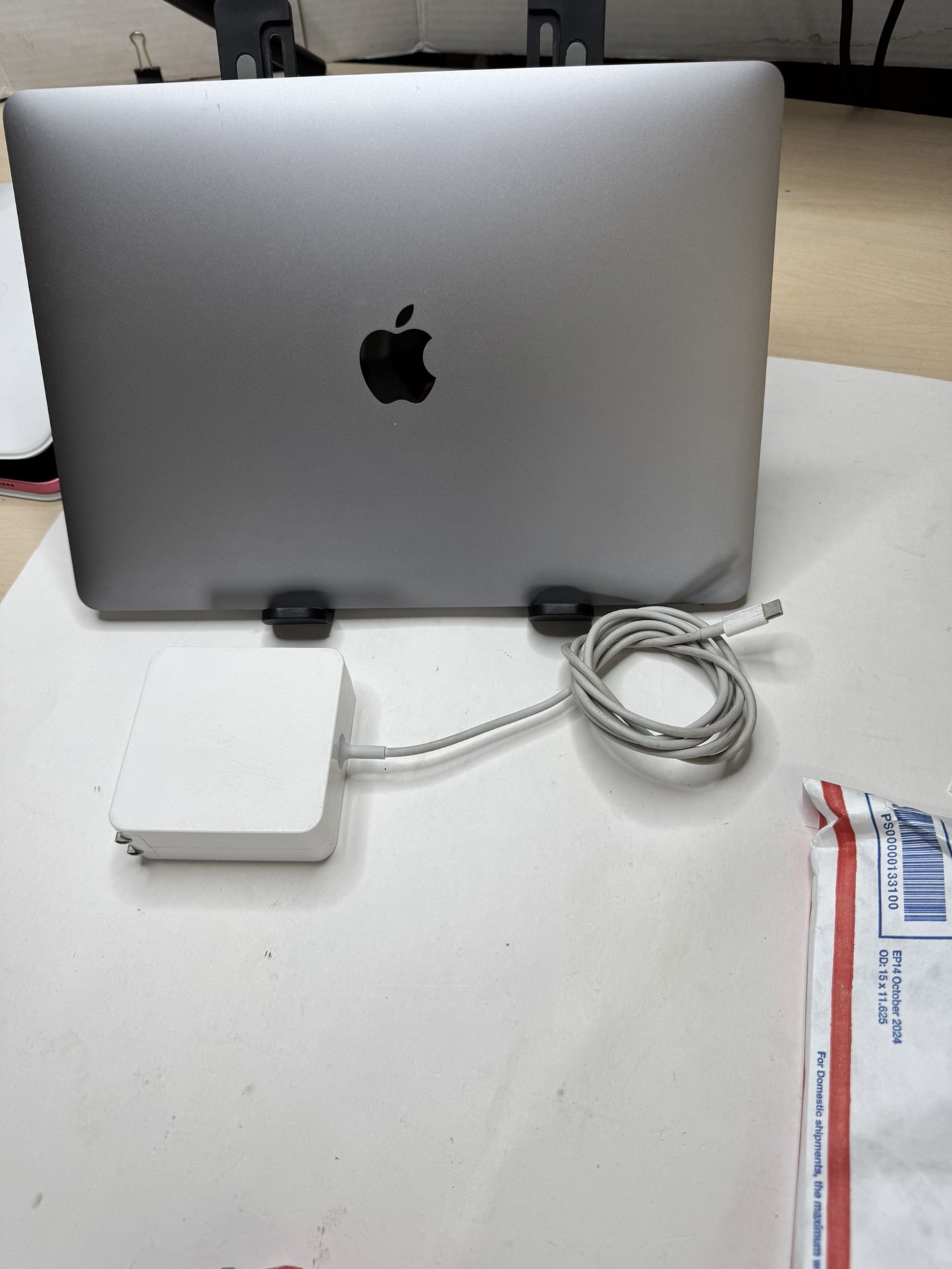 MacBook Air A2179 13.3” – 1.1GHz i5 / 8GB / 256GB SSD – macOS 15.5 – 139 Battery Cycles +