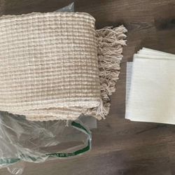 Very pretty area rug new see images for measurements