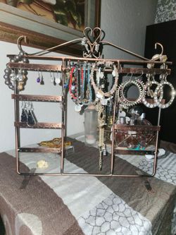Joyero Con todo y pulseritas y aretes de fantasia