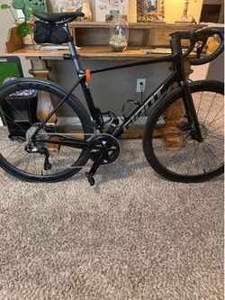 2024 giant tcr advanced pro 1 105 di2 road bike & bike rack