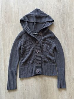 gray knitted hoodie