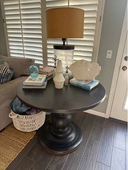 Pottery Barn round Table