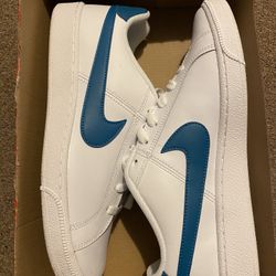 Brand New Nike Size 10.5 In Women 