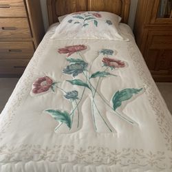 TWIN COMFORTER & SHEET SET,IVORY WITH ROSE,GREEN, BLUE FLORAL PATTERN, VERY PRETTY!