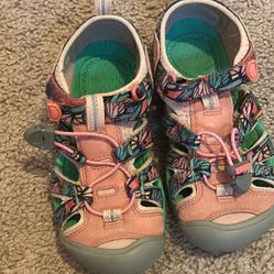 Keen Girl Hiking Sandals/water shoes 