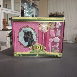 " BRAND NEW " Wicked Glinda Journel Set With Hard Cover - 40 Sheets, Penguin & Puffy Stickers Ages 8+