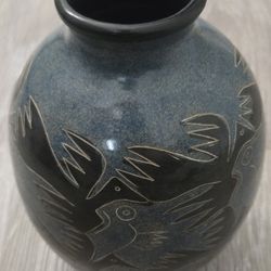 Pottery Nicaragua Etched Vase signed by Bladimir Norori, a Nicaraguan artist
