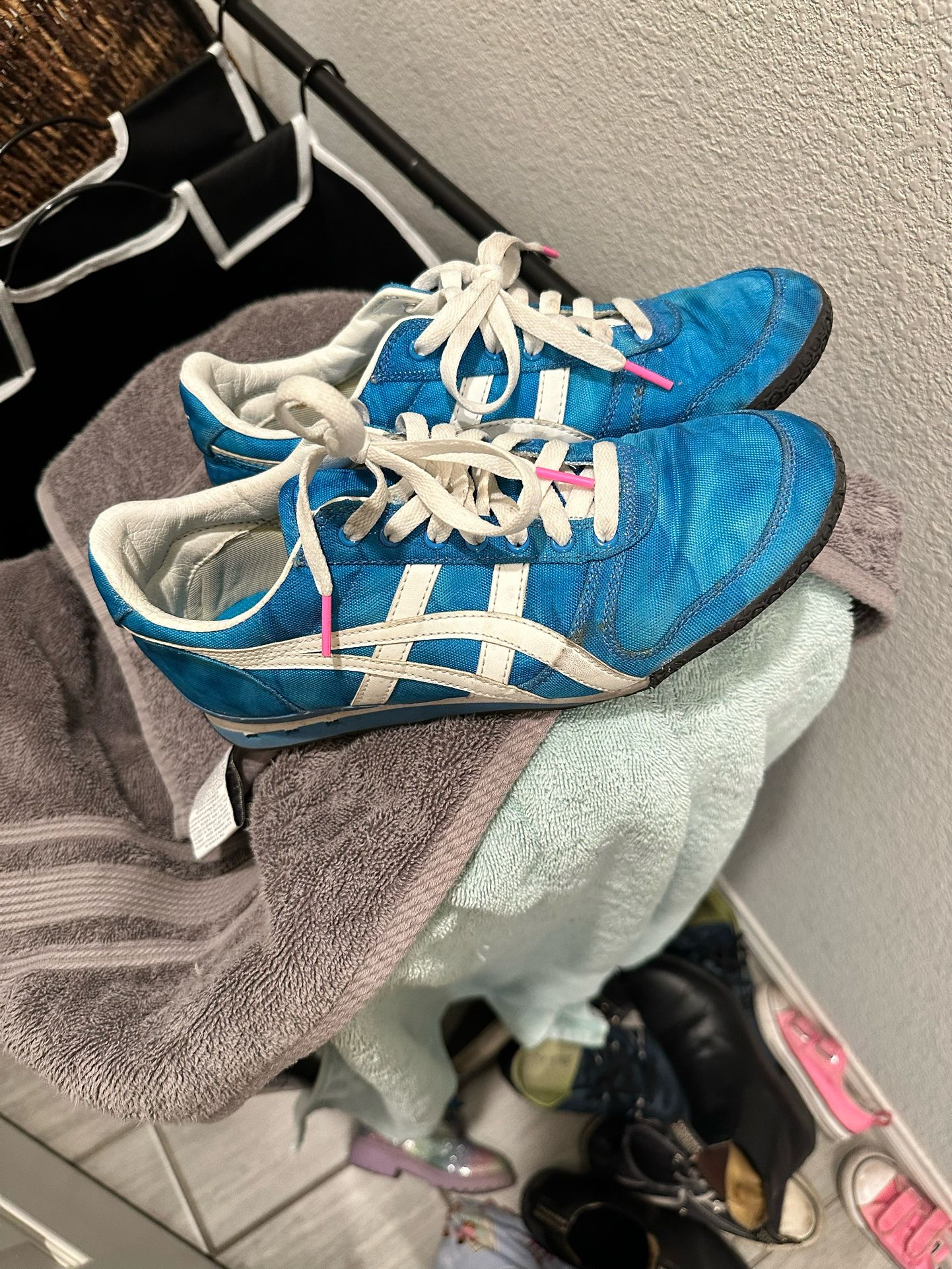 Onitsuka Tiger Women's Ultimate 81 Ocean Blue/White Casual Shoe - Main Image
