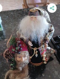 2 Old Fashioned Santa's