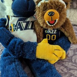 Utah Jazz Forever Collectable basketball Bear and Monkey Stuffed Animals.

In good condition.

No stains or holes.

The monkey has Velcro on his hands