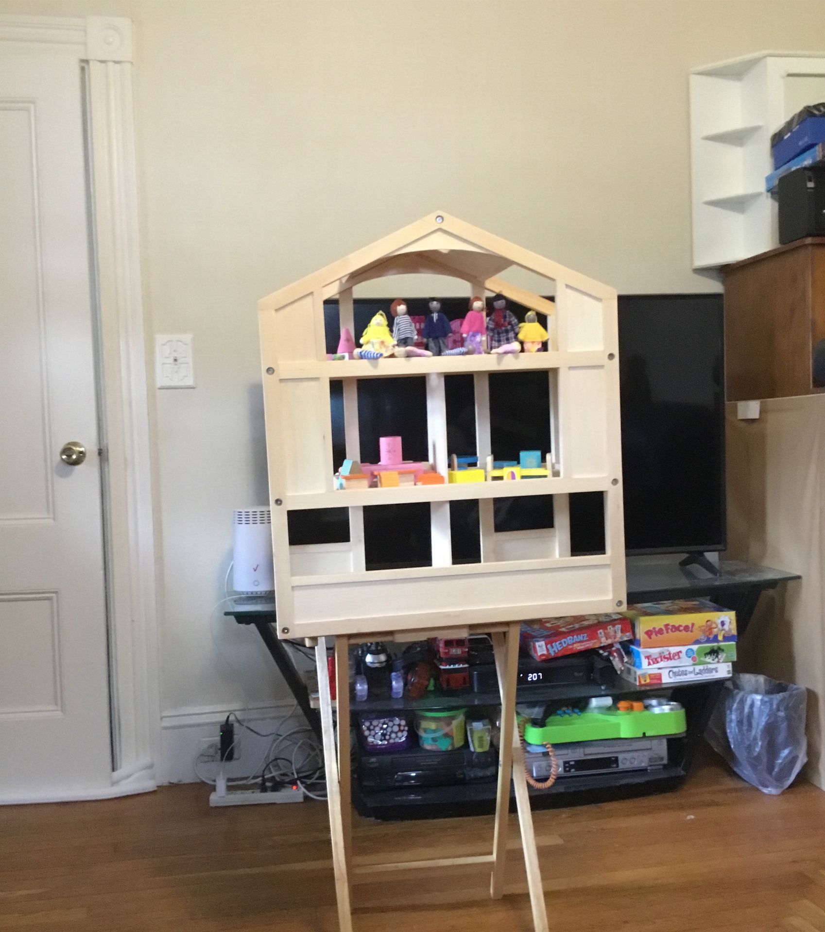 Solid Wooden Dollhouse/ Furniture/ People Figures
