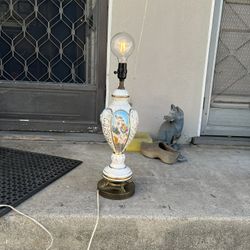Vintage Capodimonte Porcelain Lamp – Hand-Painted Cherubs & Gold Accents  This elegant vintage Capodimonte porcelain lamp features a seven-inch diamet