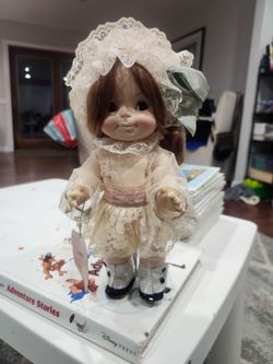 Vintage 1983 Effanbee Doll Brown Hair Lace Dress Bonnet Original Tag & Stand