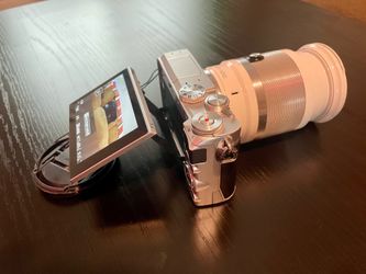 Nikon 1 J5 camera with Nikkor 10-100mm 1:4-5.6 VR lens