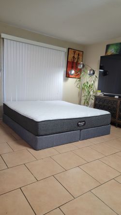 VERY NICE LIKE NEW KING SIZE BEAUTY PRESURE SMART MATTRESS AND BOXSPRINGS FOR SALE! IN GREAT CONDITION, FREE DELIVERY