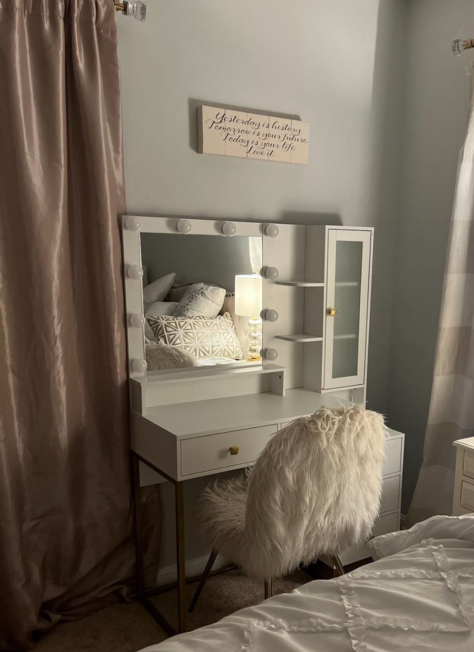 Makeup vanity
