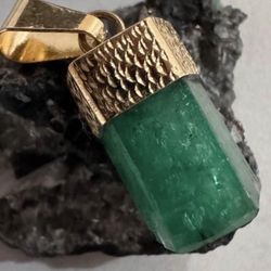 18kg gold pendant with Colombian Esmeralda