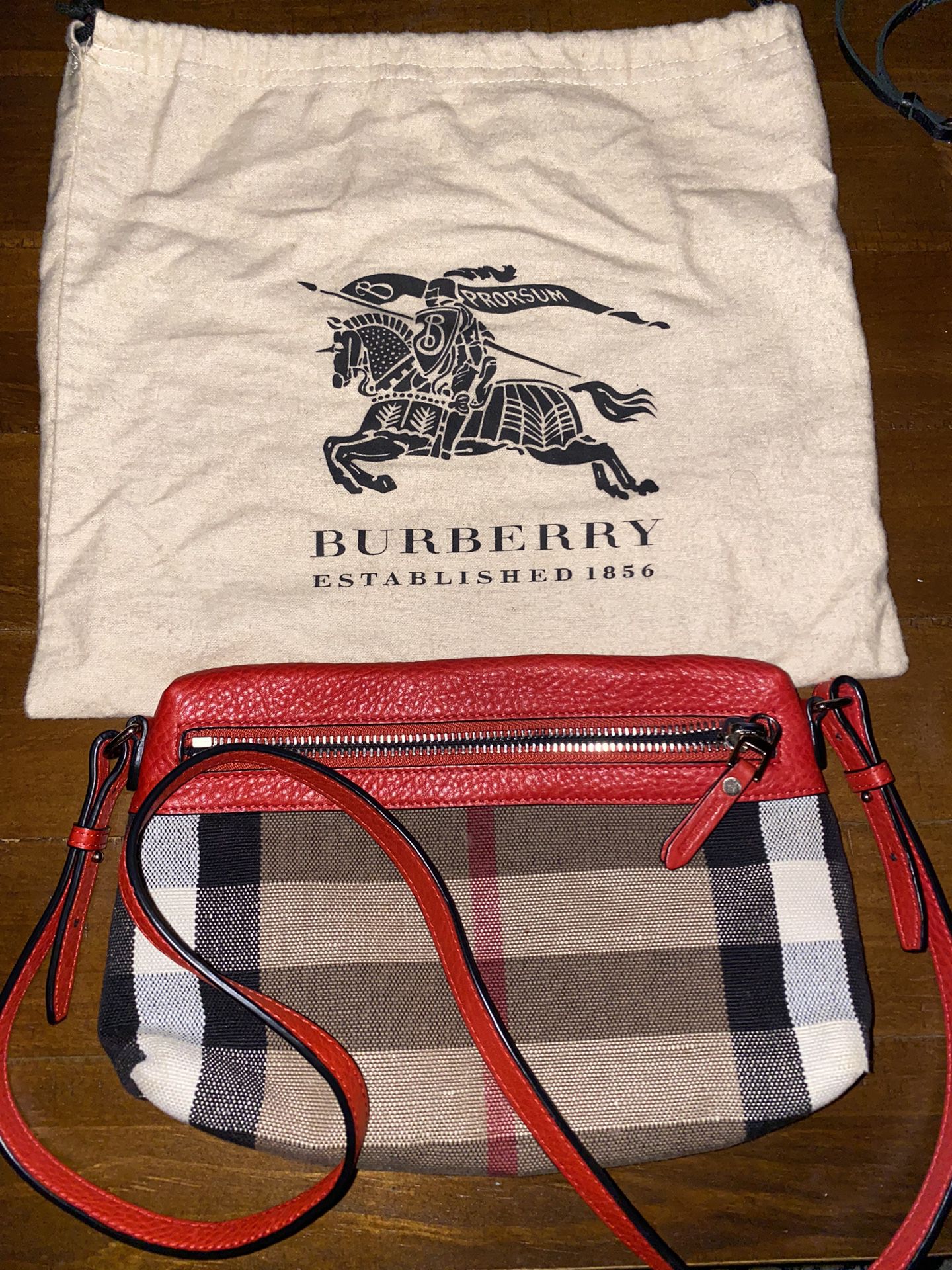 Cross Body Burberry Camera Bag for Sale in Des Plaines, IL - OfferUp