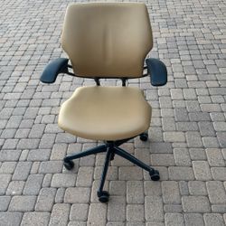 HUMANSCALE Swivel Office Chair