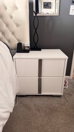 2 white night stands