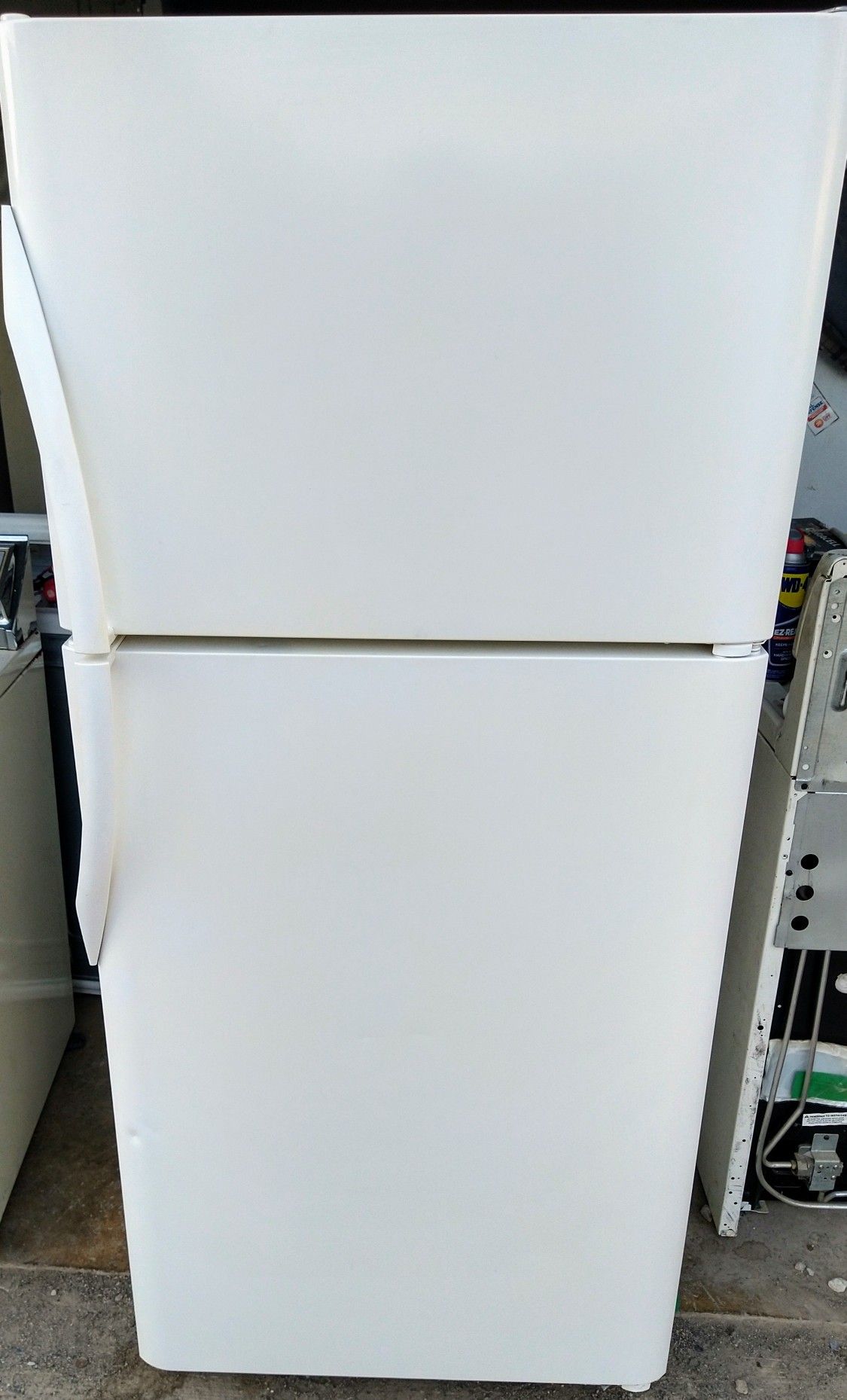 Like New! Frigidaire Gallery Freezer-On-Top Refrigerator!