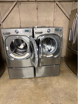 Set LG washer machine and gas dryer big heavy duty works perfect