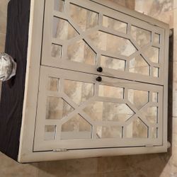 Mirrored cabinet