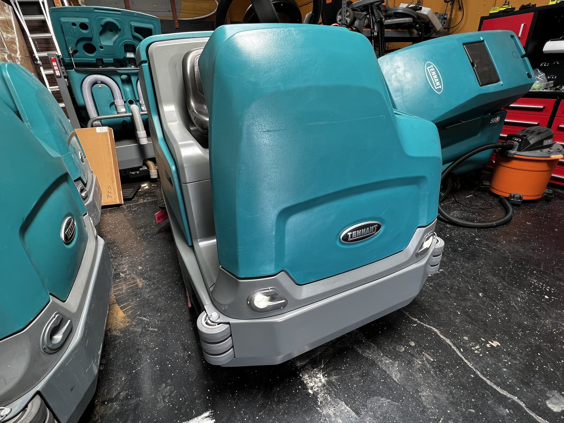 Tennant T17 rider floor scrubber (reconditioned)
