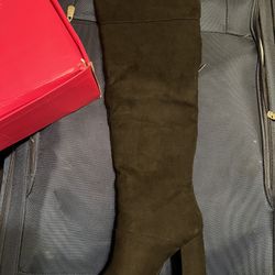 Heeled boots ,daisey,black Size7 