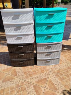 Plastic storage containers