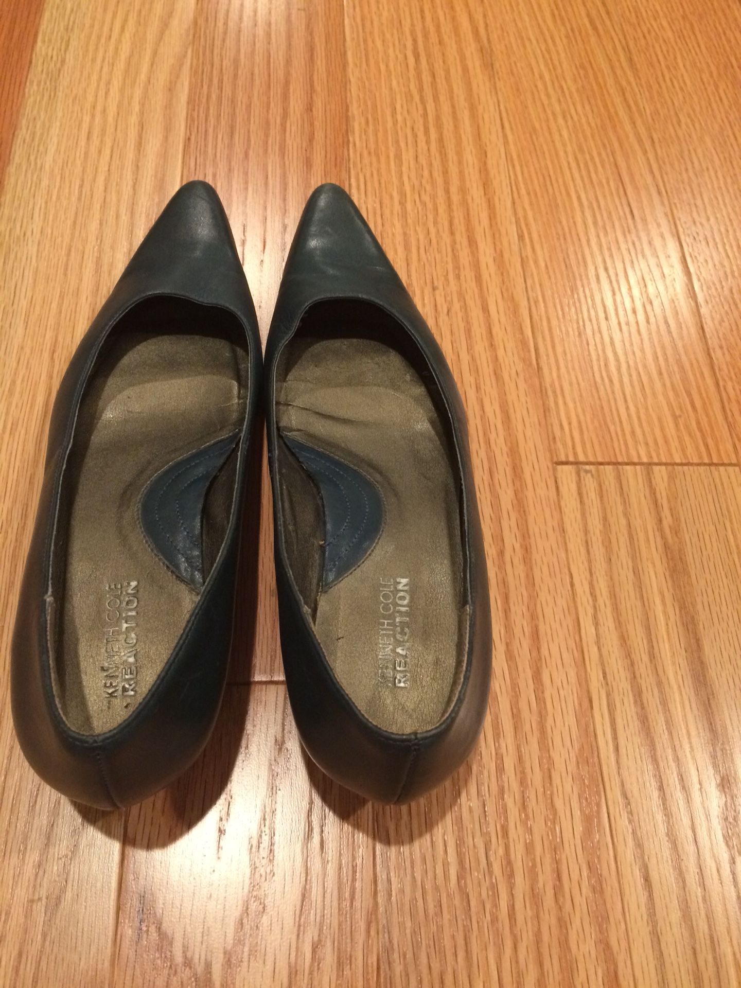 Cute navy blue Kenneth Cole heel shoes