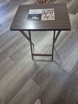 Folding tray table