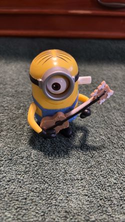 Minion toy     Rare.    This. Thinkway Minions  Guitar  Strumming. Stuart.  Figure.     Wind- up  for action