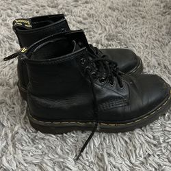 Woman’s dr  martens  vintage boots