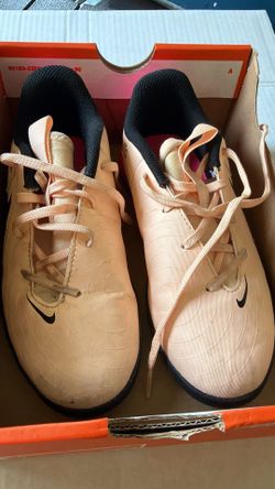 Nike soccer shoes 1 youth
