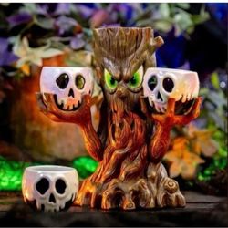 Spooky tree flight with poison apples