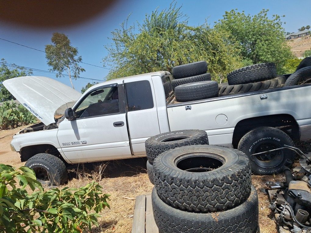 2000 ram 1500 v8 Magnum sport for parts truck is complete and has a long bed