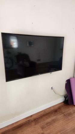 Lg TV 44" with wall mount