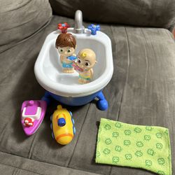 COCOMELON MUSICAL BATH TIME PLAY SET 2 BATH SQUIRTERS AND CLEANING CLOTH. TOM TOM AND JJ WITH COCOMELON BATH TIME SONG  