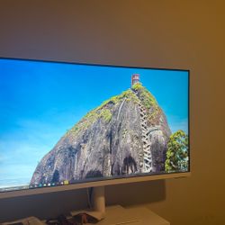 	 32" M70C Smart Monitor 4K UHD with Streaming TV USB-C and Ergonomic Stand