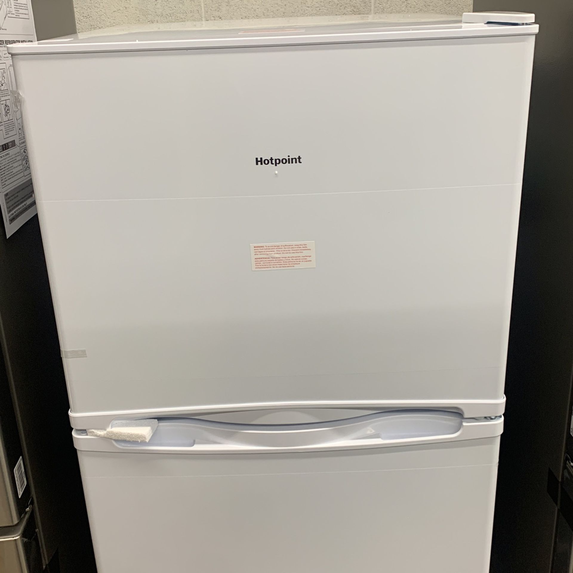 Hotpoint 15.6-cu ft Top-Freezer Refrigerator (White